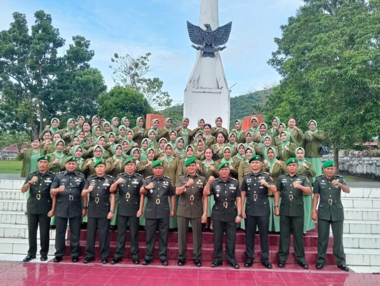 Hari Juang TNI AD ke-79 Kasdim 1403/Palopo Ziarah ke Makam Pahlawan Kota Palopo Bersama Perwira Staf Kodim