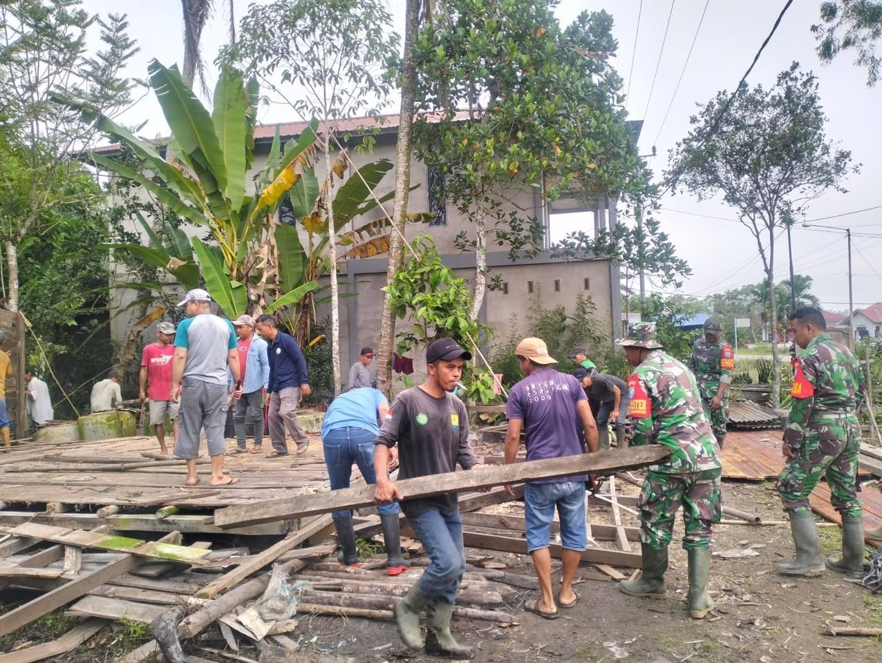 Bentuk Kepedulian Terhadap Sesama Koramil Dan Forkopincam Sejangkung Laksanakan Karya Bakti Bedah Rumah Tidak Layak Huni