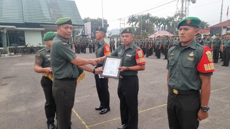 Kasdim 0417/Kerinci Sampaikan Amanat Pangdam II/Sriwijaya dalam Upacara Bendera 17-an dan Berikan Penghargaan Babinsa Teladan