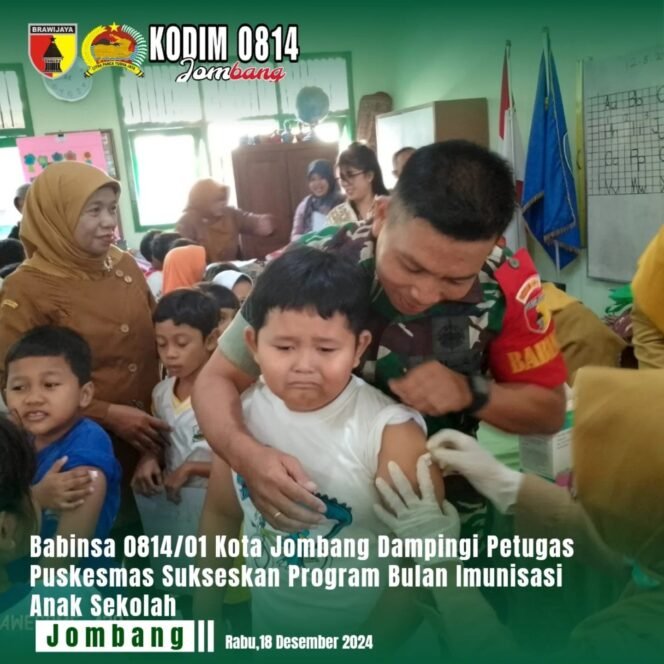 
					Babinsa Koramil 0814/01 Jombang Dampingi Bulan Imunisasi Anak di SDN Kepanjen 2