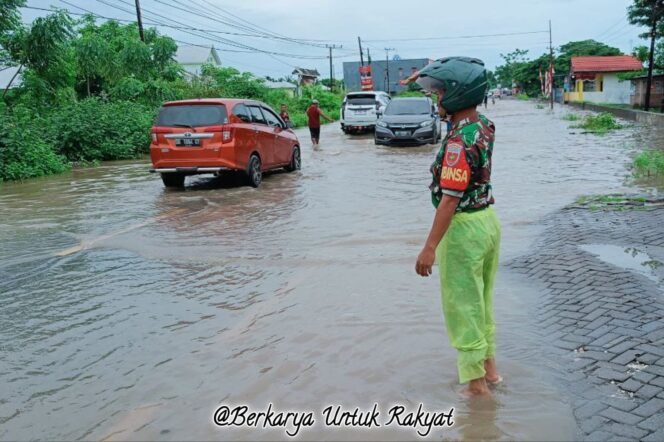 
					Babinsa Kodim 1425/Jeneponto Gerak Cepat dan Sigap Bantu Masyarakat Terdampak Bencana Banjir