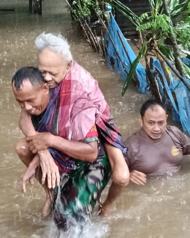 Babinsa dan Bhabinkamtibmas Bontoa Evakuasi Lansia Disabilitas Terisolasi Banjir di Kampung Saile