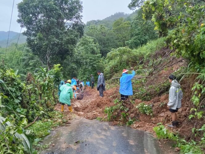 
					Gerak Cepat, Babinsa Koramil 1409-04/Tinggimoncong Bantu Warga Bersihkan Jalan Akibat Tanah Longsor