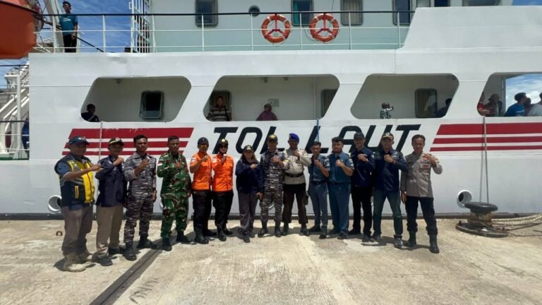 Babinsa Bersama Tim Posko Angkutan Laut Natal dan Tahun Baru, Lakukan Pemantauan Di Pelabuhan