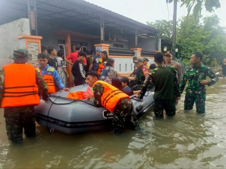 Sinergitas Babinsa Maros dan Personel TNI AU Evakuasi Warga Terdampak Banjir