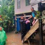 Kepedulian Babinsa Kodim 1422/Maros, Bagikan Sembako kepada Warga Terdampak Banjir