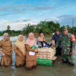 Babinsa Desa Kassiloe dan Pemerintah Desa Salurkan Bantuan Sembako untuk Warga Terdampak Banjir