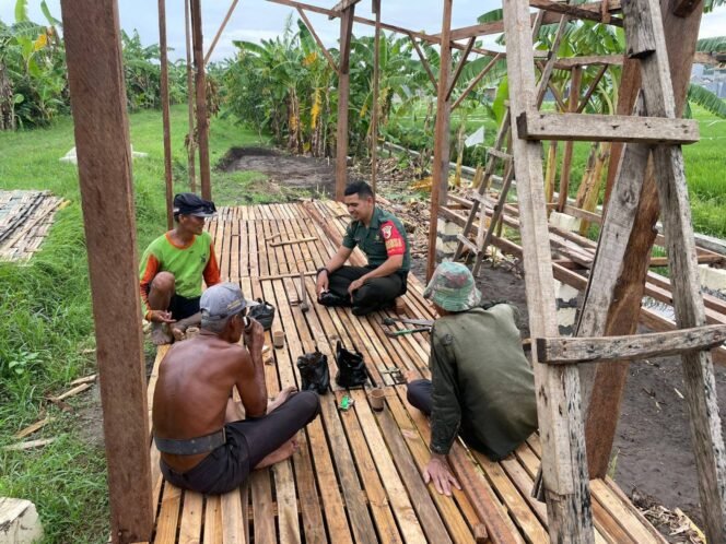 
					Babinsa Sidomuloyo, Serda Hefirizon Lakukan Komsos Untuk Mendengar Aspirasi Warga