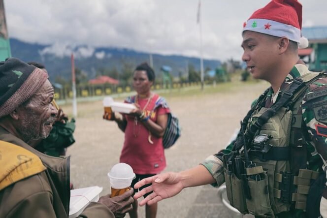 
Satgas Yonif 509 Kostrad Titik Kuat Koper Berbagi Makanan Gratis Sambut Natal