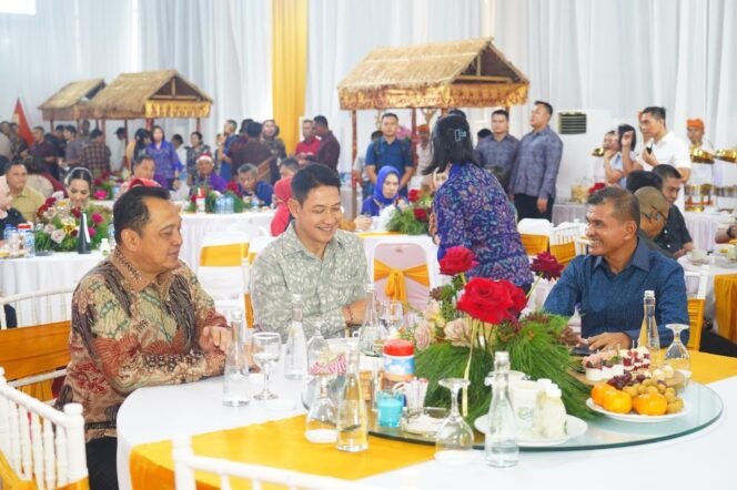 
					Harmoni Natal, Pangdam Zamroni Hadiri Open House Kapolda Bali