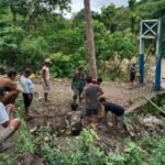 Babinsa Kodim 1422/Maros Bersama Warga Benahi Jembatan Rusak Akibat Banjir