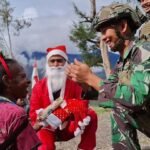 Santa Klaus Satgas Yonif 323 Kostrad Hadir Membawa Kebahagian di Jantung Pedalaman Papua