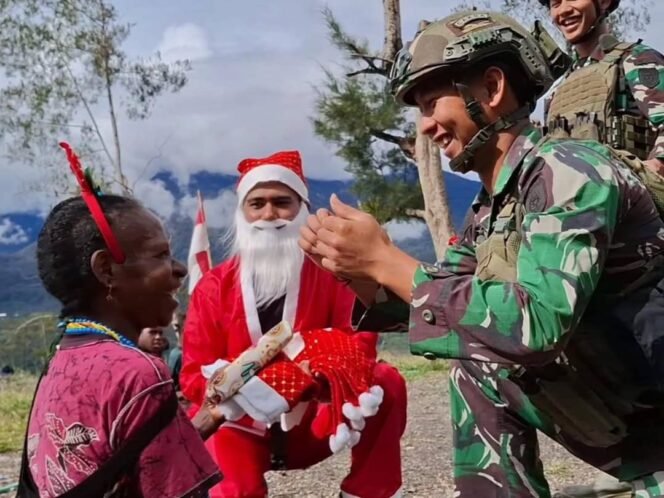 
					Santa Klaus Satgas Yonif 323 Kostrad Hadir Membawa Kebahagian di Jantung Pedalaman Papua