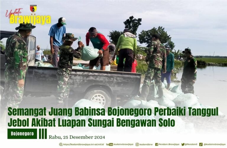 Semangat Juang Babinsa Bojonegoro Perbaiki Tanggul Jebol Akibat Luapan Sungai Bengawan Solo