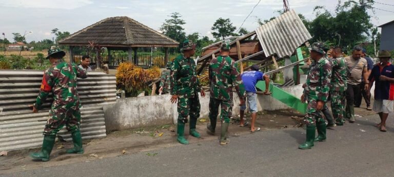 Anggota Koramil 0814-05/Perak Tanggapi Cepat Bencana Angin Puting Beliung di Pucangsimo