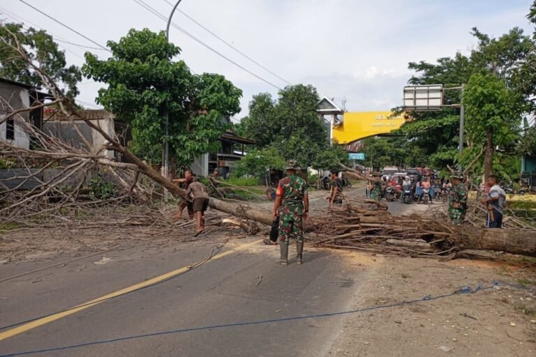 Jumat Bersih, Personel Kodim 1425/Jeneponto Bersama Elemen Masyarakat Kerja Bakti Pembersihan Lingkungan