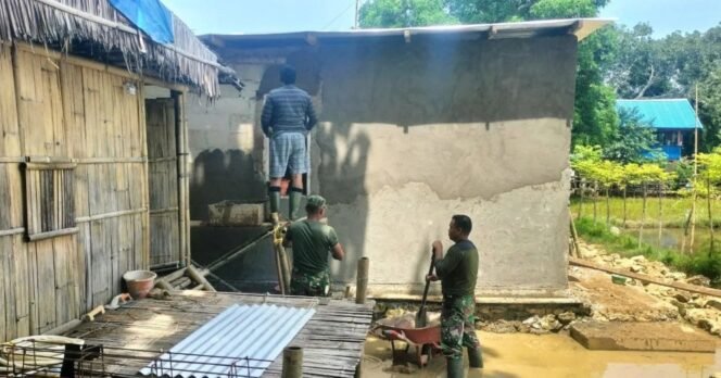 
					Proses Plester Rumah Tidak Layak Huni Oleh Personil Kodim 1422/Maros Bekerja Sama Dengan Baznas