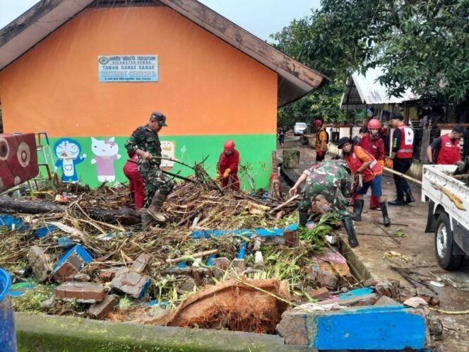 
					Personil Kodim Maros Bersama Gabungan Relawan PMI Kab. Maros Bersihkan Sekolah Pasca Banjir