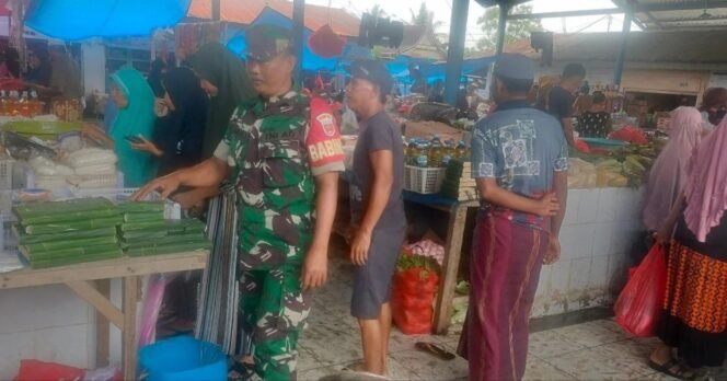 
					Personil Babinsa Maros Memantau Aktivitas Jual Beli Dan Mengecek Perkembangan Harga Sembako Di Pasar Tradisional