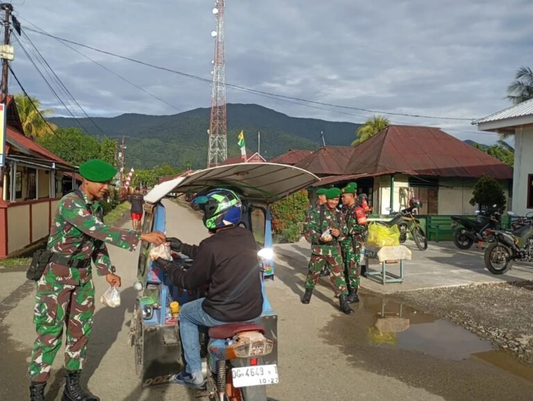 Jum’at Berkah, Anggota Koramil Maba Bagikan Makanan Gratis kepada Pengguna Jalan