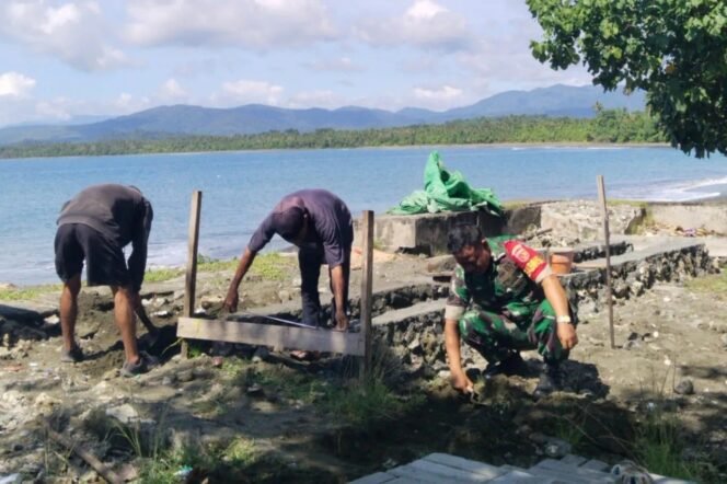 
Wujudkan Lingkungan Sehat, Babinsa Kodim 1505/Tidore Bantu Pembuatan WC