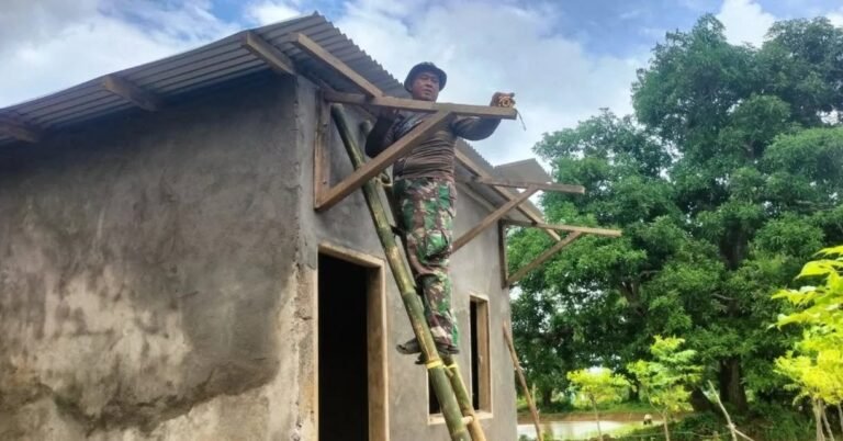 Proses Pembangunan Rumah Tidak Layak Huni Oleh Personil Kodim 1422/Maros Bekerja Sama Dengan Baznas