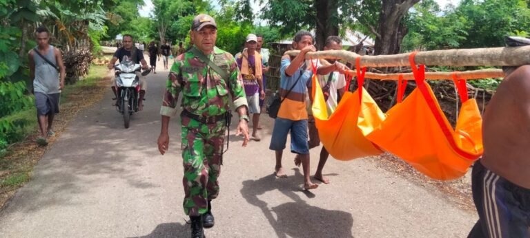 Bersama Masyarakat Babinsa Koramil 03 Mollo Utara Sertu Igo Arkian Evakuasi Korban Hanyut Di Desa Fatukoko