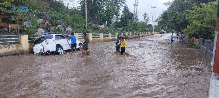 Babinsa Desa Sandue Sertu Ahmad Rifaid, Memantau Banjir di Kec. Sanggar