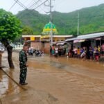 Babinsa Koramil 1608-04/Woha Terus Monitoring Wilayah Pasca Hujan Deras Dengan Intensitas Tinggi Melanda Kabupaten Bima