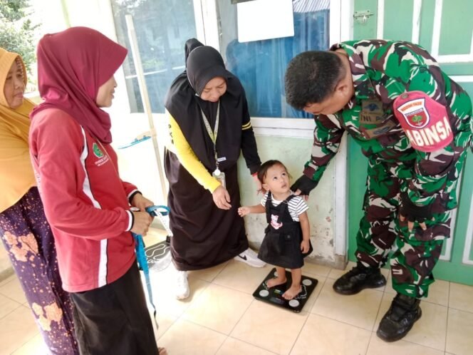 
					Cegah Stunting, Babinsa Koramil 1426-01/Polut Dampingi Petugas Posyandu Lakukan Penimbangan Balita
