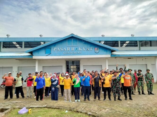 
					Forkompimka Kecamatan Kenduruan bersama Seluruh Elemen Institusi Pemerintah Daerah Lakukan Kerja Bhakti Bersama di Pasar Rakyat Kenduruan