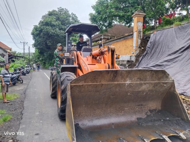 
					Terjunkan Alat Berat, Babinsa Gunaksa Bersama BPBD Dan PU Evakuasi Bencana Tembok Roboh Di SMPN 2 Dawan