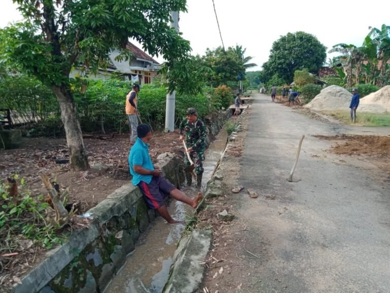 Babinsa Koramil 426-05/PA, Gotong Royong Bersihkan Saluran Air