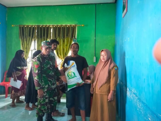 
					Babinsa Koramil 02 Tolut Dampingi Penyaluran Bantuan Pangan Beras Di Wilayah Binaan
