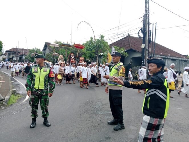 
					Babinsa Koramil Klungkung Beri Pengawalan Ketat Upacara Ngiringan Sesuhunan