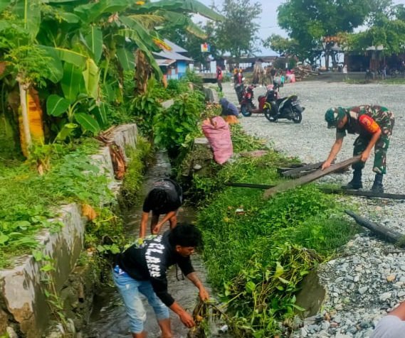 Anggota Koramil 1307-05/Ratolindo, Serka Alhak Bersama Warga Bersihkan Saluran Air di Kel. Malotong, Kec. Ampana Kota