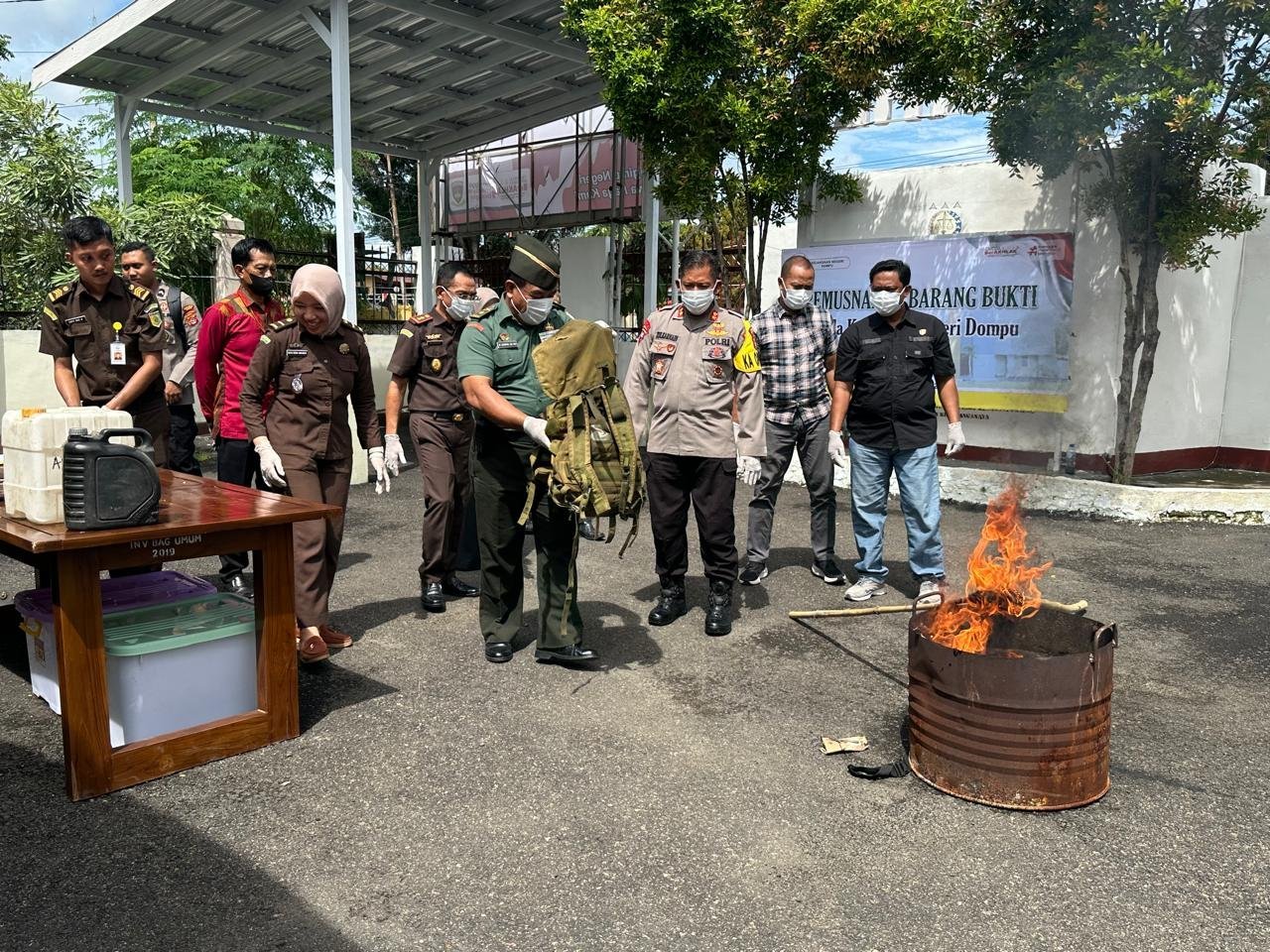 Kasdim 1614/Dompu Hadiri Pemusnahan Barang Bukti di Kejari Kab. Dompu