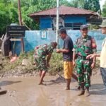 Kodim 1614/Dompu Melaksanakan Karya Bakti Membersihkan Lumpur Di Rumah Warga Akibat Banjir Bandang