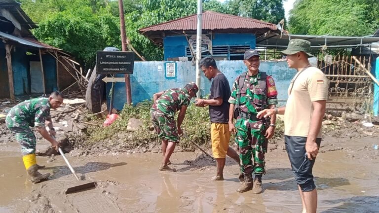 Kodim 1614/Dompu Melaksanakan Karya Bakti Membersihkan Lumpur Di Rumah Warga Akibat Banjir Bandang