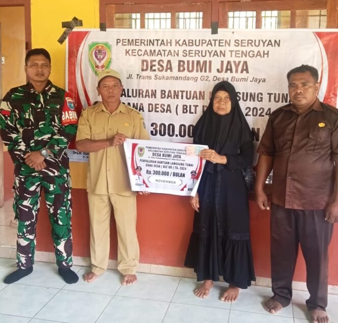 
					Babinsa 1015-12/Seruyan Tengah Dampingi Penyaluran BLT Dana Desa