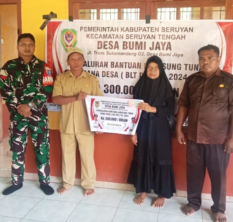 Babinsa 1015-12/Seruyan Tengah Dampingi Penyaluran BLT Dana Desa