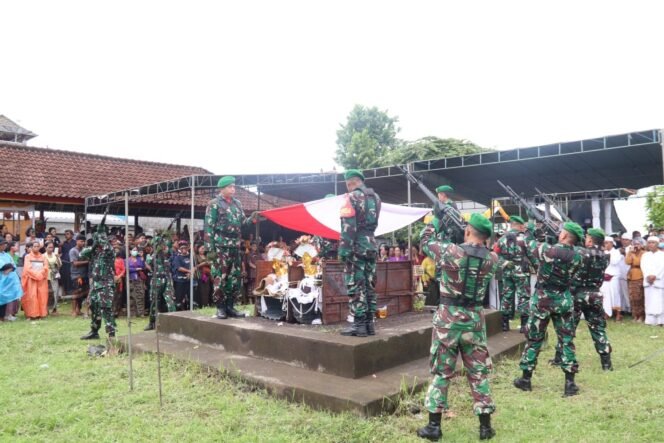 
					Penghormatan Terakhir, Pasiops Kodim Klungkung Pimpin Upacara Militer Perabuan Almarhum Serma (Purn) I Wayan Parka
