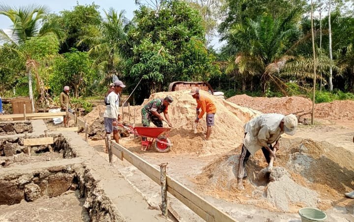 Babinsa Koramil 426-05/Penawar Aji Melaksanakan Kegiatan bergotong royong dengan masarakat