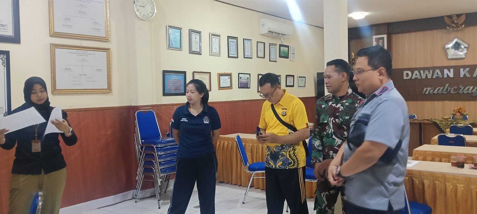 Dampingi Tes Urine Dari BNNK Klungkung, Babinsa Dawan Kaler Ajak Perangkat Desa jadi Pelopor Perang Melawan Narkoba