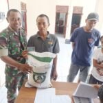 Babinsa Desa Bangbang Dampingi Penyaluran Bantuan Pangan Kepada Warga Desa Bangbang