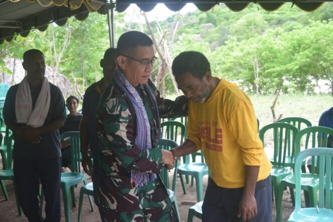 
					Dandim 1621 TTS Letkol Inf Sobirin S.Ag., M.Si, Melayat Ke Rumah Duka Orang Tua Dari Kopka Yehusua Fallo Di Desa Oebaki