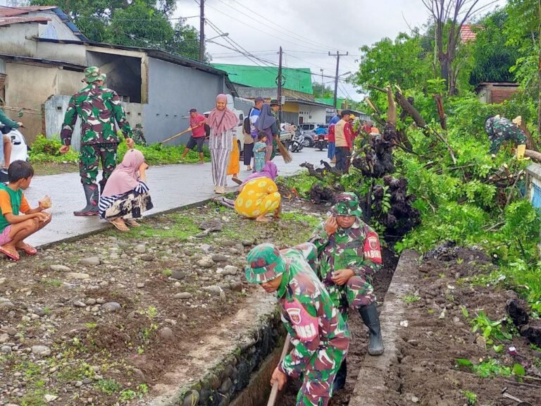 Cegah Banjir, Personel Koramil 1426-03/Galut Bersama Warga Kerja Bakti Bersihkan Saluran Air