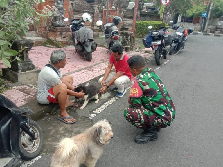 Cegah Rabies, Babinsa Semarapura Tengah Bersinergi Gencarkan Vaksinasi