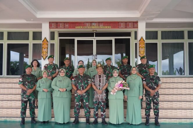 
					SORAK SEMANGAT PRAJURIT KOREM 121 DALAM TRADISI PENERIMAAN PEJABAT DANREM 121/ABW YANG BARU