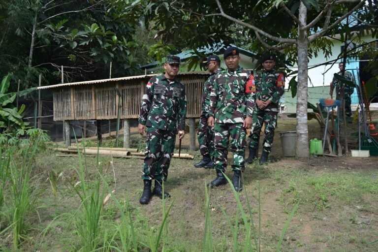 DANREM 121/ABW BRIGJEN TNI PORNOMOSIDI, S.I.P., M.A.P., M.Han TINJAU LANGSUNG LAHAN UNTUK KETAHANAN PANGAN DI SEKITAR POS